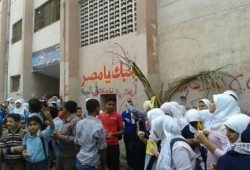 طلاب مدرسة  إعدادية  يتظاهرون ضد ضرب مدرسة لإحدى الطالبات لرفعها شعار "رابعة"