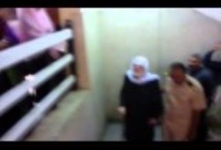 بالفيديو .. معتقلي الانقلاب يزلزلون محكمة أسيوط بالهتاف ضد العسكر