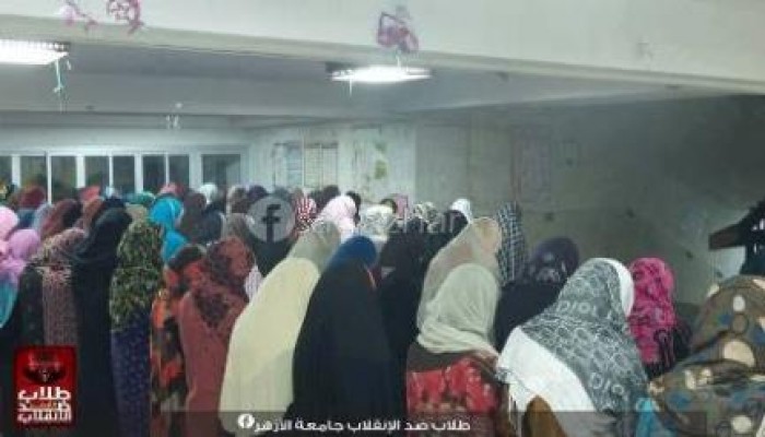طالبات المدينة الجامعية بالأزهر يؤدين صلاة الحاجة دعما لزملائهم بمدينة البنين