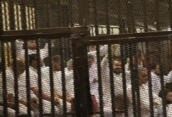 بالفيديو .. أسود الإخوان يزئرون في وجه الطغيان أثناء محاكمة الانقلابيين الظالمة لهم