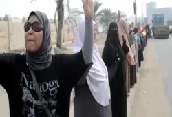 سلسلة بشرية لحرائر اسكندرية المناهضات للانقلاب بالعوايد (متلفز)