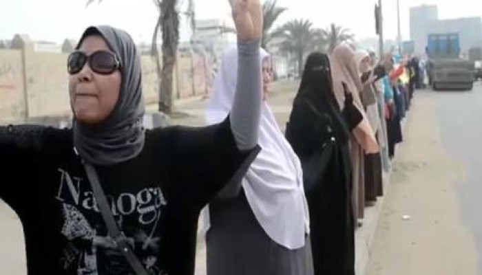 سلسلة بشرية لحرائر اسكندرية المناهضات للانقلاب بالعوايد (متلفز)