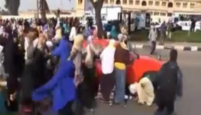 بالفيديو .. سيارة تدهس متظاهرات أمام جامعة الأزهر