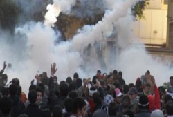 الخونة يطلقون النيران والغازات علي المتظاهرين في محيط رابعة