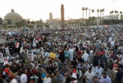 اعضاء هيئة التدريس وطلاب جامعة القاهرة يتظاهرون بميدان النهضة في ذكرى فض الاعتصام