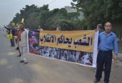 عمال ضد الانقلاب ينظمون سلاسل بشرية بابو سليمان بالإسكندرية