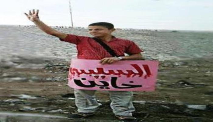 حبس الطالب خالد بقره 15 يوم على ذمة التحقيق بتهمة حيازة مسطرة عليها شارة رابعة