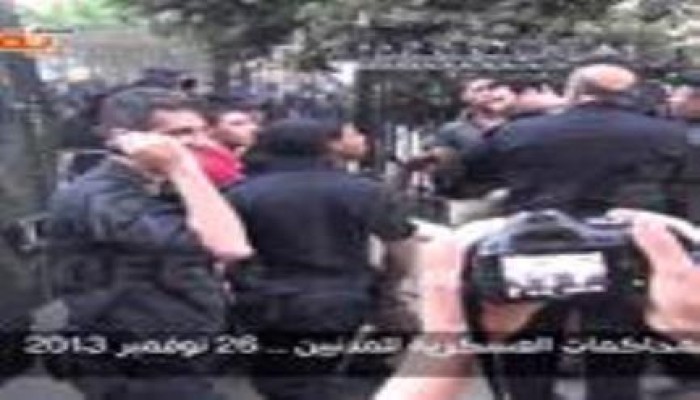 بالفيديو .. ضرب وسحل المتظاهرين وصفع الفتيات من الحركات الثورية أمام مجلس الشورى