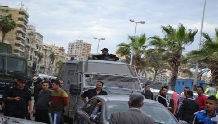 أمن الانقلاب بالإسكندرية يفرق وقفة للشباب اليساريين تنديدا بقانون التظاهر
