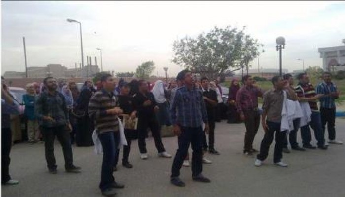 طلاب صيدلة بالإسماعيلية يتظاهرون ضد الانقلاب وقانون التظاهر