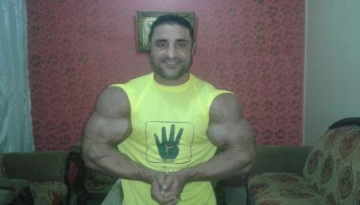 بالصور .. بطل الجمهورية في رياضة كمال الأجسام يوجه التحية لشهداء رابعة