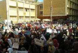 طلاب جامعة حلوان يقطعون الطرق تنديدا بالحكم ضد حرائر الاسكندرية