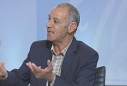 بالفيديو.. مذيع الجزيرة يطرد سليمان الحكيم  بعد سبابه لوالد إحدى حرائر الاسكندرية