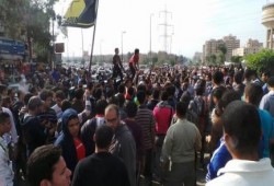 سوق السيارات يمتلأ بحشود بشرية في مليونية القصاص