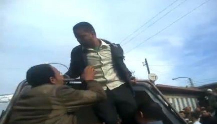 بالفيديو.. شاب يصرخ انثاء اعتقاله: "اشهدوا علي هموت فدا وطني.. بس مبخفش من حد إلا من ربنا"