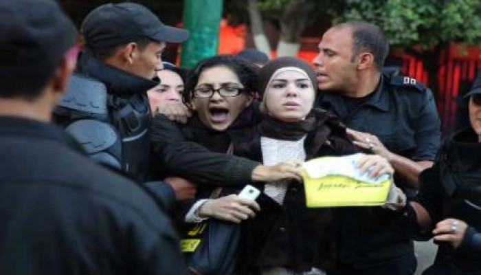 اشتباكات بين "شباب ثوري" في محكمة عابدين اثناء جلسة المعتقلين في احداث الشوري