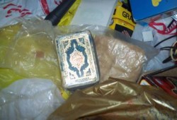 بالصور قوات أمن الانقلاب تقتحم منزل أحد مؤيدي الشرعية  ببور سعيد وتدهس المصاحف بالبيادات