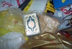 بالصور قوات أمن الانقلاب تقتحم منزل أحد مؤيدي الشرعية  ببور سعيد وتدهس المصاحف بالبيادات