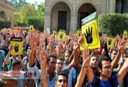 طلاب جامعة القاهرة يبدؤون في إضراب مفتوح