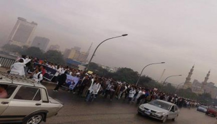 جانب من مسيرة طب قصر العيني وأسنان  على كوبري الجامعة  أثناء طريقهم لجامعة القاهرة