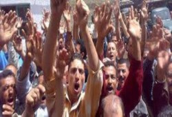 عمال الحديد والصلب يتظاهرون للمطالبة بصرف مستحقاتهم