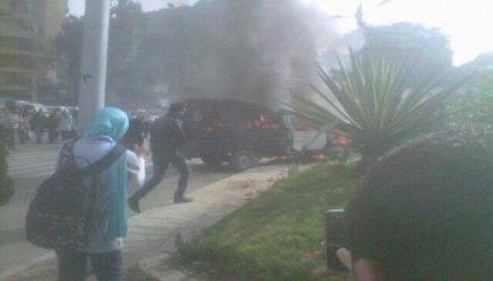 قوات أمن الإنقلاب تحرق بوكس شرطة في جامعة القاهرة لتلفيق قضية للطلاب