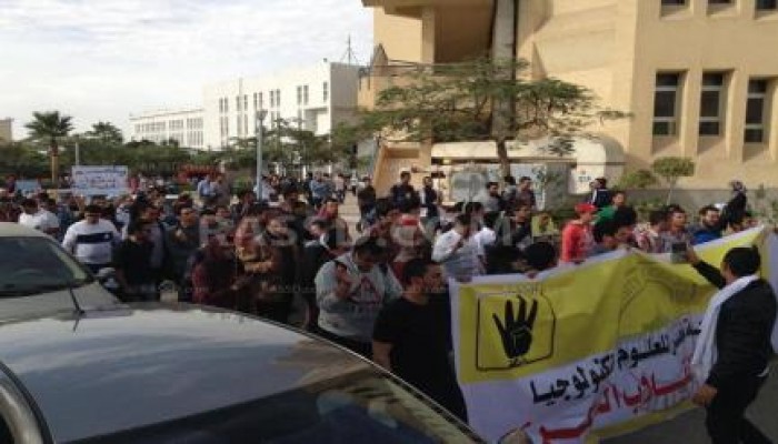 بالصور تظاهرات للعديد من الحركات الثورية بجامعة مصر للعلوم والتكنولوجيا