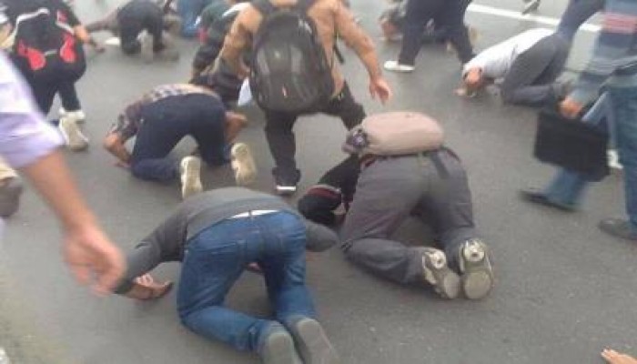 مسيرة طلاب جامعة القاهرة تصل  إلي التحرير وسجود جماعي من المتظاهرين