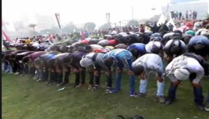 الله اكبر ولله الحمد المتظاهرون يصلون ركعات في ميدان التحرير