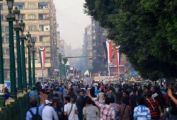 هتافات الشعب يريد اسقاط النظام تعود الى ارض التحرير الالاف من طلاب مصر داخل الميدان