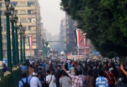 هتافات الشعب يريد اسقاط النظام تعود الى ارض التحرير الالاف من طلاب مصر داخل الميدان