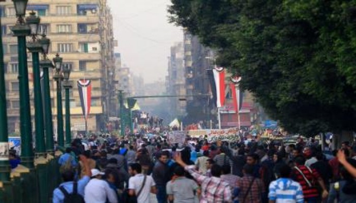 هتافات الشعب يريد اسقاط النظام تعود الى ارض التحرير الالاف من طلاب مصر داخل الميدان