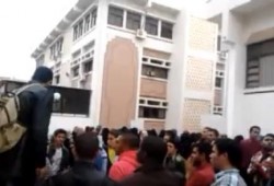 طلاب جامعة القناة بالإسماعيلية يطردون مراسلى الانقلاب من مظاهراتهم