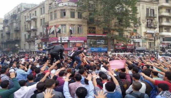هتاف طلاب مصر الآن من داخل التحرير: الجدع جدع والجبان .. واحنا يا جدع قعدين فى الميدان