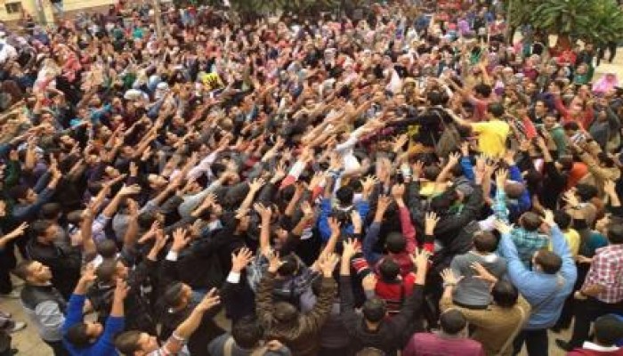 مصر تنتفض في ذكري تسليم الدستور الشرعي والثوار يسجدون في التحرير