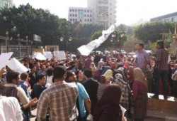 طلاب جامعة الاسكندرية يقطعون شارع أبوقير