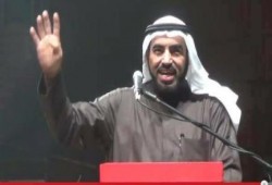 المفكر والداعيه الاسلامي الدكتور طارق السويدان في احدي محاضراته بميلانو يشير برابعه الصمود