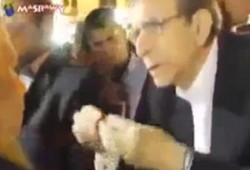 بالفيديو سيده تهاجم وزير التعليم العالى حسام عيسى فى عزاء الشاعر احمد فؤاد