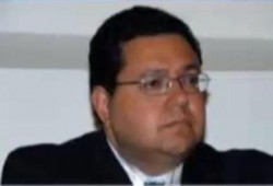 المصريون في بريطانيا يستقبلون زياد بهاء الدين الانقلابى بهتافات ضد العسكر الخونه