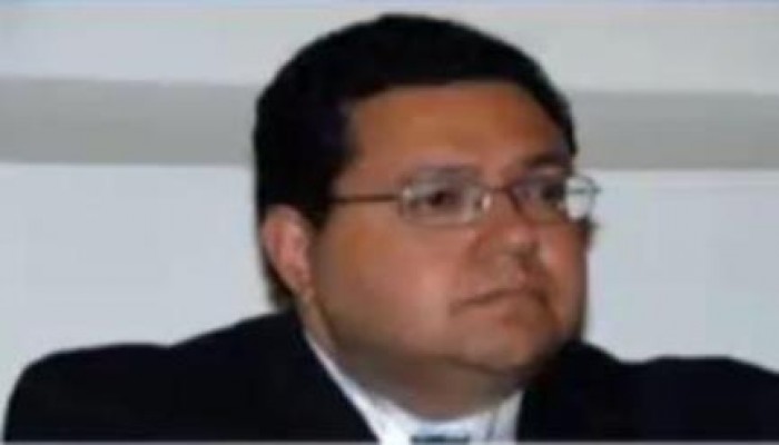 المصريون في بريطانيا يستقبلون زياد بهاء الدين الانقلابى بهتافات ضد العسكر الخونه