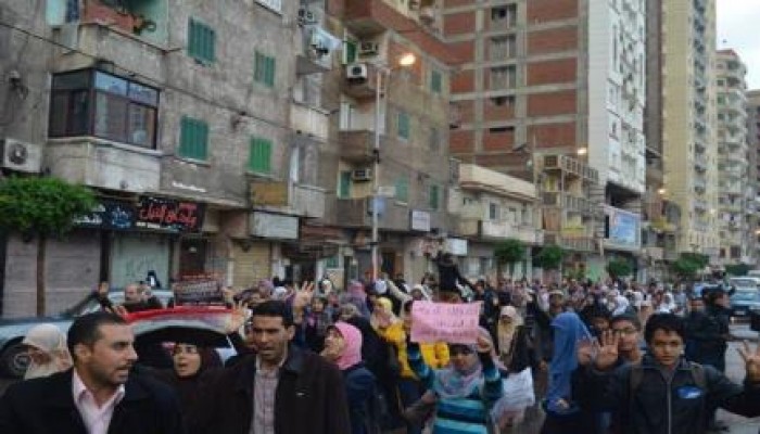 رغم هطول الأمطار .. الالاف من ثوار الإسكندرية ينطلقون في 3 فعاليات صباحية رفضا للانقلاب