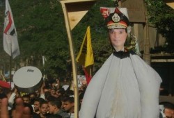 "مليونية أم الشهيد": ثوار بني سويف يعلقون دمية السيسي علي المشانق
