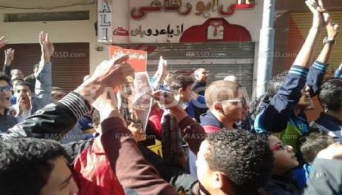 "مليونية أم الشهيد" ألتراس ربعاوى بالمنصورة يحرق صورة السيسى