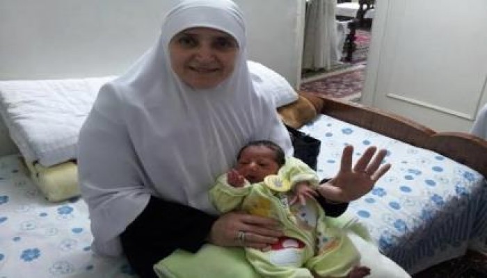 حفيد الرئيس محمد مرسي يحمل شارة "رابعة" على صدره