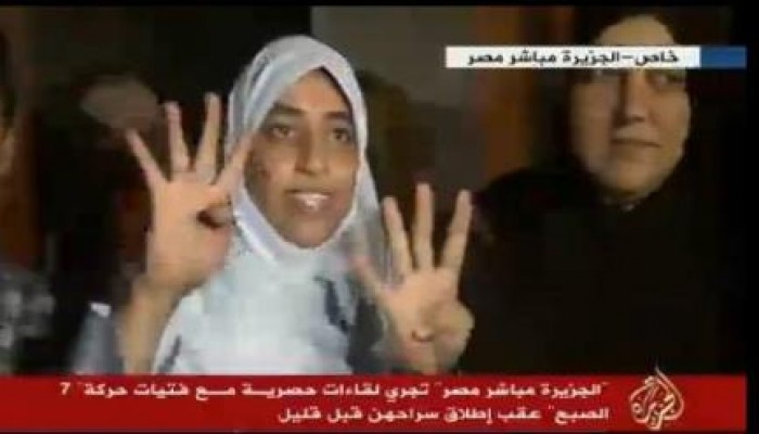 أول صور لإطلاق سراح حرائر 7 الصبح بالاسكندرية.. وهن يرفعن شعار رابعة