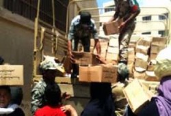 الجيش يوزع كراتين مدون عليها عبارة "يسقط حكم العسكر" ببني سويف!!