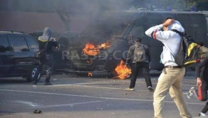 قوات أمن الانقلاب  يشعلون النيران في سيارات الشرطة ويلصقونها بالطلاب