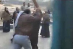 أفراد الأمن الاداري لجامعة الأزهر يعتدون على الطالبات بألواح خشبية بها "مسامير" (فيديو)