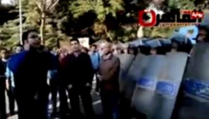 بالفيديو..  طالب شجاع بجامعة القاهرة يوجه رسالة نارية لجنود الأمن المركزي