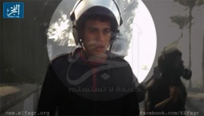 بالفيديو عساكر تبكي بجامعة القاهرة حزنا علي ما آلت إليه مصر